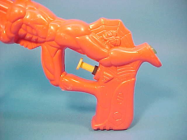 SPIDERMAN SQUIRTER GUN WATER PISTOL #2 VERY COLLECTABLE  