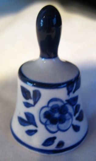 HOLLAND DELFT blue white covered box VINTAGE  