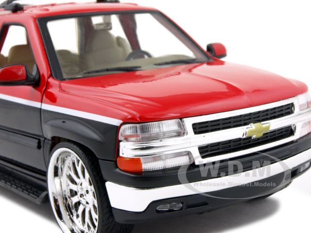 Brand new 124 scale diecast model of 2001 Chevrolet Suburban Custom 