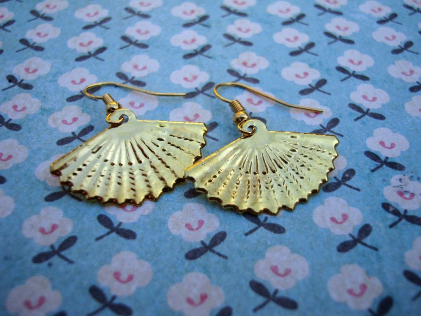 FUNKY VINTAGE GOLD FAN EARRINGS CUTE RETRO KITSCH  