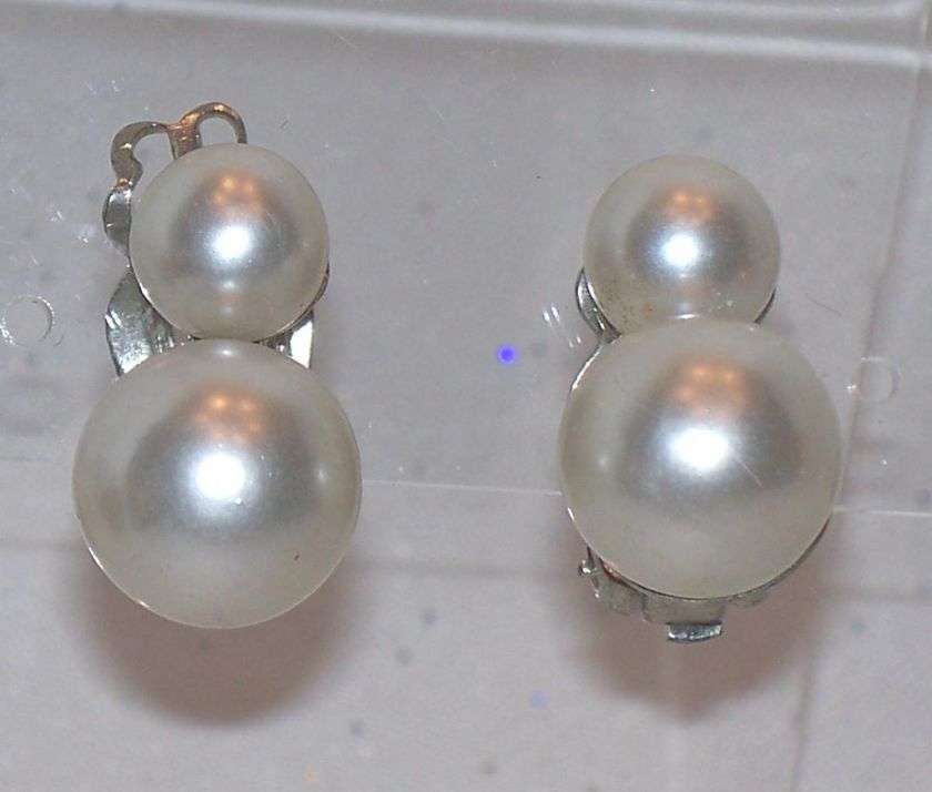 VINTAGE SIMULATED PEARL SILVER TONE METAL CLIP ON EARRINGS  